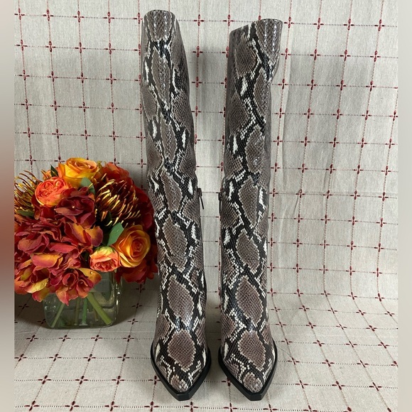 ☘️HP☘️ Vince Camuto Womens Gravana Knee High Boots Snakeskin Embossed Leather 5 - Picture 2 of 9